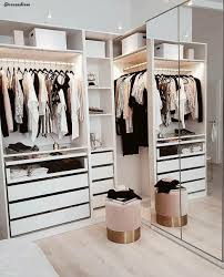 Klein Aber So Oho Dieser Hocker Aus Weichem Samt Verwandelt Jeden Raum Sofort In Eine Luxuslounge Dabe Ankleidezimmer Design Schrankdekoration Schrank Design