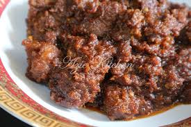 9 rode lomboks 5 rode rawits 4 sjalotjes 4 teentjes knoflook 1 tomaat 200. Sambal Daging Hitam Juadah Raya Yang Sangat Sedap Azie Kitchen