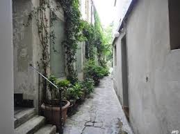 6 Passage Derobe 52 Rue Mouffetard 5eme C Est Dans L Une Des Plus Anciennes Rues De Paris Que S Est Visite Insolite Paris Paris Insolites Lieux Insolites