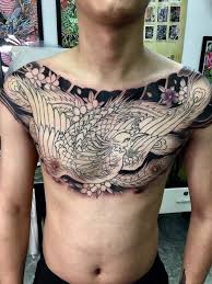 Hình xăm kín ngực đang dần trở nên phổ biến và được nhiều nam giới lựa chọn để thể hiện cái tôi cá tính và đánh dấu phong cách cá nhân. PhÆ°á»£ng Hoang Bit Ngá»±c Trong 2021 Hinh XÄƒm Hinh XÄƒm Ä'ui Hinh XÄƒm Má»±c