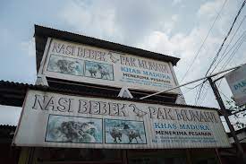 Seporsi nasi bebek di sini dilengkapi sambal, serundeng dan lalapan mentimun. Places To Go Bebek Madura Haji Munawi Whiteboard Journal