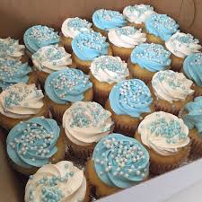 The baby boy is having a great time bathing in the brown these baby boy blue and white cupcakes with icing are perfect for the new born baby boy. Blauer Und Weisser Babypartykleiner Kuchen Planningababyshower Baby Dusche Dekoration Baby Shower Cupcakes For Boy Baby Shower Treats Baby Shower Desserts