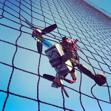 Crash Drone Dans Le Filet De Securite Un Bras En Moins Pas De Bras Pas De Chocolat In 2020