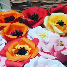 Setelah bahan dan peralatan sudah tersedia, selanjutnya kita mulai membuat bunga mawarnya dan berikut ini tutorial cara membuat bunga mawar dari kertas origami yang bisa langsung anda simak step by step yang sudah dilengkapi gambar dan keterangannya secara berurutan. Bunga Kertas Paper Flower Stage Decorations Flowers Rose