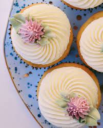 A Quick And Easy Cupcake Design Using Piping Tips 4b 869 And 70 I Used Progel S Burgundy To Make The Easy Cupcakes Decoration Easy Cupcakes Cupcake Design
