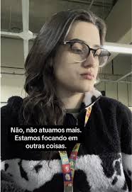 Reflexões sobre dor no teatro com Ella Blum