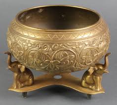 Indian Brass Bowl Buscar Con Google Brass Decor Antique Gold Jewelry Silver Pooja Items