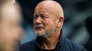 Falt i sjøen ved teaterbåt