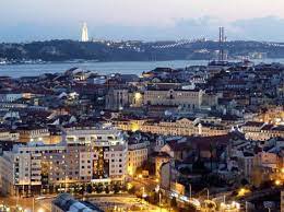 Északon és keleten egyetlen szárazföldi szomszédjával, spanyolországgal határos. Lisszabon Portugalul Lisboa Portugalia Fovarosa Es Egyben Legnagyobb Varosa Lissabon Reise Lissabon Reisen