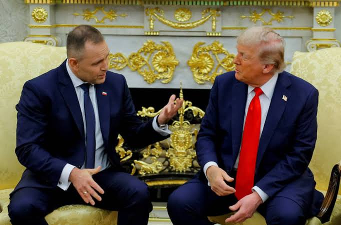 Президент Польши Навроцкий поговорил с Трампом о ночном инциденте с дронами  &ndash; Коммерсантъ
