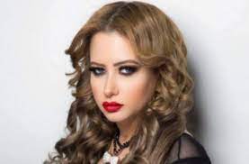 في العام 1995 من الفنان على المفيدي ولكنها إنفصلت عنه في العام 2006م في ظل تطور الخلافات بينهما واستمرارها لعدة أشهر، وهنا نرفق لكم مجموعة من صور. Ù…ÙŠ Ø§Ù„Ø¹ÙŠØ¯Ø§Ù† ØªÙ†Ø´Ø± ØµÙˆØ±Ø© Ù„Ù‡Ø§ Ù…Ù† Ø´Ù‡Ø± Ø§Ù„Ø¹Ø³Ù„ ÙÙŠ Ø¨ÙŠØ±ÙˆØª ÙˆØªØªØ¹Ø±Ø¶ Ù„Ù„Ø§Ù†ØªÙ‚Ø§Ø¯Ø§Øª Ø¨Ø§Ù„ØµÙˆØ±Ø©