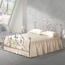 Dal profilo tubolare, testiera e pediera sono lavorate con motivi curvilinei stilizzati ed vendo letto matrimoniale antico in ferro battuto dorato completo di reti e di angoliere in spugna. Letti Matrimoniali Classici Arredamenti Casa Italia Rinnovare La Camera Da Letto Letti Di Design Arredamento Casa