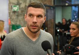 Um lukas podolski (28) und seine ehe mit seiner jugendliebe monika ranken sich wilde gerüchte. Gehen Mir Auf Die Nerven Lukas Podolski Wettert Gegen Spielerfrauen Hamburger Morgenpost