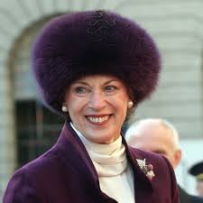 Cómo los colmillos de un hipopótamo cazado por el rey Juan Carlos acabaron  convertidos en un extravagante regalo de Navidad para la familia real