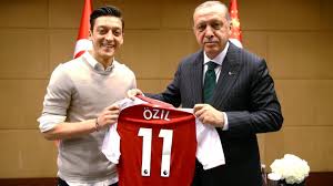 Amine gülşe yeni paylaşımları ile çok konuşuldu. Mesut Ozil Almanya Milli Takimi Ni Birakti