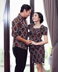 Pakaian kebaya seragam keluarga untuk pernikahan 2. 11 Inspirasi Model Batik Sarimbit Untuk Lamaran Biar Kalian Tampil Menawan Dan Kekinian