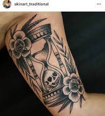 Pin By Carrie S On Hour Glass Tattoo Traditional Tattoo Hourglass Traditional Tattoo Sleeve Hourglass Tattoo