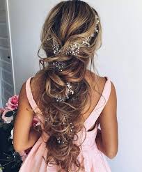 Est recommandé de réaliser des boucles serrées qui vont être plus lâches au. 50 Coiffures De Mariage Pour Cheveux Longs Qui Sont Parfaites Pour Votre Journee Speciale Coiffures Mariage Zenidees