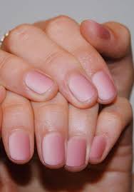 Uñas francesas decoradas con flores sencillas a mano alzada. 12 Ideas De Manicure Para Unas Cortas