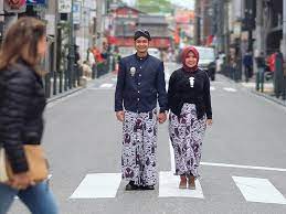 Contoh batik yang dipadukan dengan kain polos, lurik, brokat, untuk ke pesta atau hari biasa. Foto Prewedding Baju Adat Jawa Tengah Di Jepang Kainnya Malah Terbalik Okezone Lifestyle