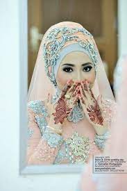 Dan semuanya sudah mengikuti trend yang ada sehingga terlihat lebih modern dan tidak terkesan kuno. Foto Baju Gaun Makeup Rias Henna Pengantin Muslimah Foto Pengantin Pose Pengantin Kerudung Pengantin