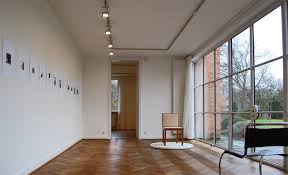 Die komplette wohnung ist mit stillvollem holzpaket ausgestattet. Kunst Im Mies Van Der Rohe Haus Exklusiv Immobilien In Berlin