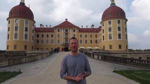 Popelka je milé hodné děvče bez matky a posléze i bez otce, který ji nechá napospas své druhé ženě a její dceři. Slavna Filmova Mista Tri Orisky Pro Popelku Film Location Drei Haselnusse Fur Aschenbrode Youtube