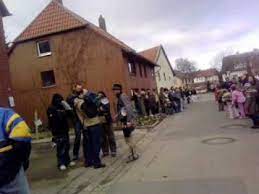 Sie renovieren häuser von familien, die es selbst nie schaffen würden, es aber „verdient haben, dass ihnen geholfen wird. Zuhause Im Gluck In Sossmar Bei Hohenhameln Youtube