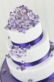 We are happy to offer newly crafted goodies made with love to satisfy your cravings. Lila Torte Hochzeitstorte Frische Blumen Torte Hochzeit Hochzeitstorte