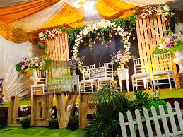 Salah satu elemen penting yang akan membangun suasana pernikahanmu menjadi sebuah konsep utuh yang kamu inginkan adalah dekorasi pernikahan. Dekorasi Pernikahan Harga 7 Juta Dekorasi Pernikahan
