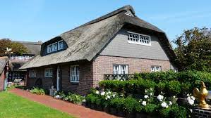 She made a big comeback after the war with photos like 'unter der roten laterne von st. Lale Andersen Haus Der Sonnenhof Foto Aus Insel Langeoog Von Hihawai Auf Hihawai Com