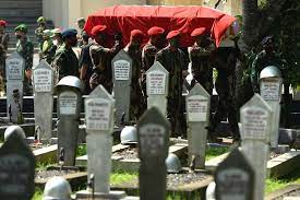 Doa Saat Memasukkan Jenazah Ke Liang Lahat Dan Maknanya