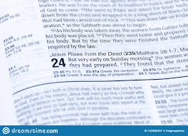 El día que jesús echó del templo a cambistas de monedas, vendedores de aves y comerciantes, hizo una revelación fatal y a la vez gloriosa y aleccionadora. Lectura De La Biblia De Pascua De Las Buenas Noticias De La Resurreccion De Jesus Christ De Los Muertos Capitulo 24 De Lucas Imagen De Archivo Imagen De Bueno Religioso 142606337