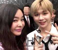 Dangerous outside blanket Kang Daniel, cordial photo with Lee  hye-young..."A present with signiture" < 사회일반 < 사회 < 기사본문
