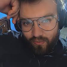 El hombre enamorado, por más enojado que esté siempre cuidará de la mujer  que tanto ama. 👌♥