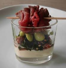 Bushcooks Kitchen Grosses Fingerfood Buffet Gebeiztes Rinderfilet Mit Blumenkohlcreme Und Wakame Salat Fingerfood Fingerfood Rezepte Rinderfilet
