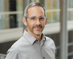 Le Dr David Lussier, porte-voix de l'Institut universitaire de gériatrie de  Montréal sur les réseaux sociaux