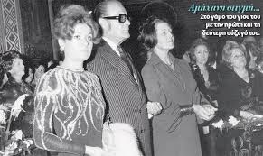 Θέατρο λάμπρος κωνσταντάρας & ρένα βλαχοπούλου. O Gynaikokatakthths Lampros Kwnstantaras O Erwtas Me Thn Kaloyta Kai O Gamos Me Thn 25 Xronia Mikroterh Filiw Stories Iefimerida Gr