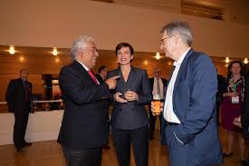 Gönüllü olarak haftada bir gün aktiv olarak. Facebook