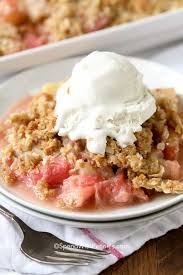 Rhubarb Crisp Is An Easy To Make Dessert Sweet Tart Rhubarb Is Topped With A Buttery Oat Crumble And Baked Until Golden And Topped W Rubarbe Rhubarbe Ruhbarbe