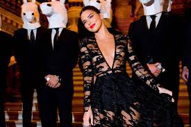 Vêtue d'une robe noire, kim kardashian en a dévoilé bien plus que prévu. Kendall Jenner Nue Sous Sa Robe Transparente A Paris