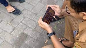 Viral PNS Pemkot Cilegon Diduga Main Judi Slot Lewat Ponsel, Pemerintah Menelusuri di Lapangan - Halaman all - Banjarmasinpost.co.id