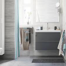 Petite Salle De Bain Grise Avec Meuble Haut Et Miroir Blancs Et Meuble Lavabo Gris Bleu Avec Deux Tiroirs Maison En 2019 Bathroom Bathroom Lighting Et B