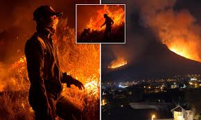 Fire fighters are battling the blaze. Cape Town Skyline Is Engulfed By Flames Daily Mail Online