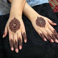 This henna tattoo looks like a bracelet, and the design is absolutely gorgeous. 35 Simple Henna Tattoo Designs To Show Off In Warm Weather