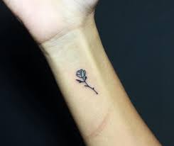 80 super attraktive handgelenk tattoo ideen. Handgelenk Tattoo Frau Rose Klein Schwarz Weiss Mini Tattoos Tattoo Ideen Filigrane Tattoo