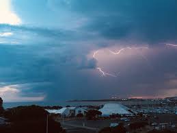 Les premières fondations de la rochelle ont vu le jour autour du ixème siècle sous l'apparence d'un village de pêcheurs appelé rupella. La Rochelle Forts Orages Et Pluies Abondantes Prevus Ce Dimanche Et Lundi 11 Mai Par Meteo France Actu La Rochelle
