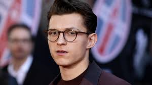 Thomas stanley holland ) (роден на 1 юни 1996 г.) е английски актьор и танцьор. Tom Holland Ugovoril Sony I Disney Vernutsya K Peregovoram Po Povodu Cheloveka Pauka Novosti Na Kinopoiske