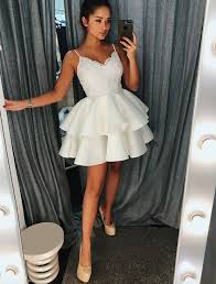 Cute White Prom Dresses Short Lace Applique Tiered Cheap Graduation Dresses Homecoming Dresses 2020 Vestido De Graduation Mini Homecoming Dresses Short Lace Dress Cheap Graduation Dresses