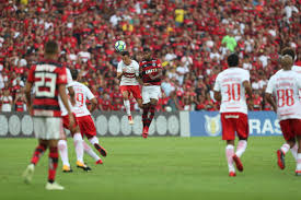 Assista agora a partida entre flamengo x internacional ao vivo pelo brasileirão serie a a partir das 18h15 (de brasília) com transmissão exclusiva do canal premiere clubes. Internacional X Flamengo Provaveis Times Desfalques E Onde Ver